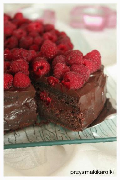 Zdjęcie - Tort czekoladowy i maliny - Przepisy kulinarne ze zdjęciami