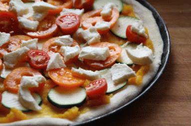 Zdjęcie - pizza z sosem dyniowym - Przepisy kulinarne ze zdjęciami