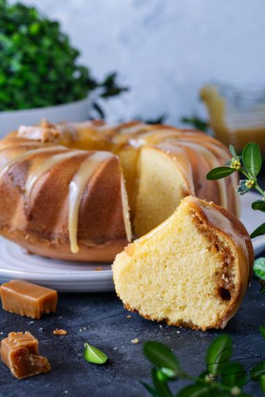 Babka z ajerkoniakiem i krówkami
