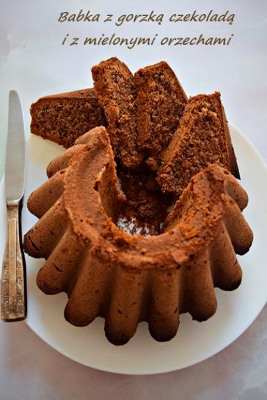Babka z gorzką czekoladą i orzechami 