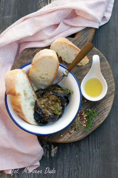 Bakłażany marynowane z ziołami w oliwie