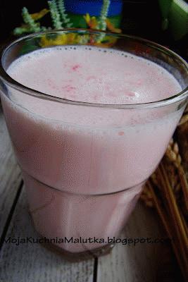 Bananowe mleczko z różowymi koralikami