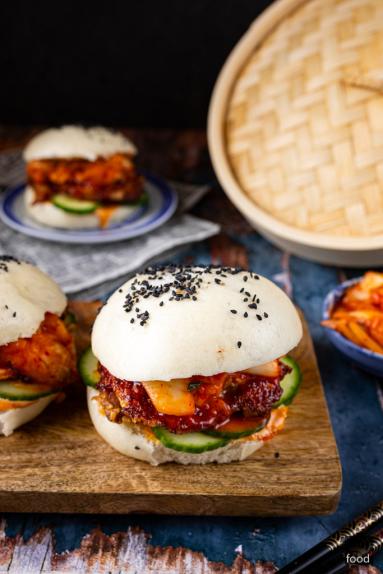 Bao burger z korean fried chicken i kimchi