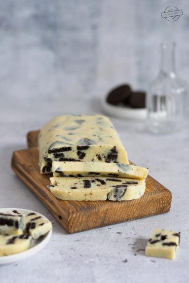 Biały blok czekoladowy – z mlekiem skondensowanym i oreo