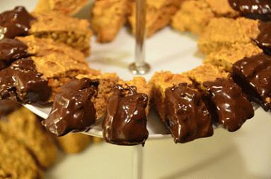 Biscotti marchewkowe zatopione w gorzkiej czekoladzie