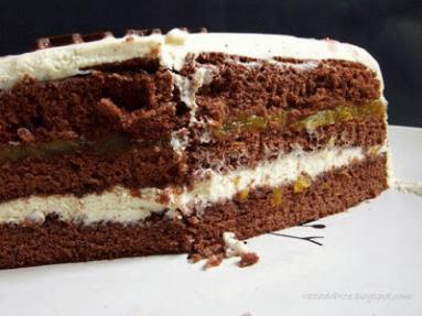 Tort kakaowy z mango i białą czekoladą (biszkopt)
