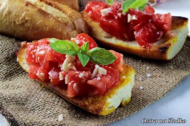 Bruschetta - grzanka z pomidorową salsą