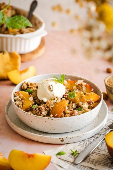 Brzoskwiniowy crumble – brzoskwinie pod kruszonką