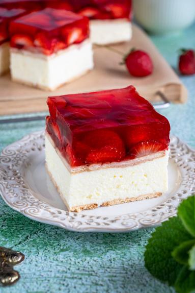 Budyniowiec z truskawkami – bez pieczenia