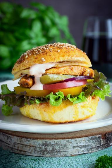 Burger z polędwiczką z kurczaka