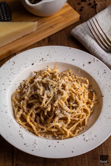 Cacio e pepe z domowym makaronem tonnarelli
