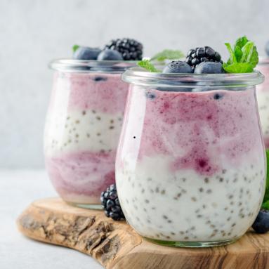 Chia pudding z kokosem i jagodami