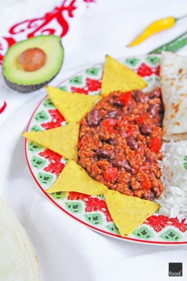 Chili con carne, podawane z guacamole