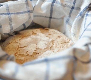 Chleb na zakwasie pieczony w żeliwnym garnku