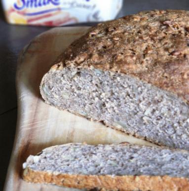 Chleb pełnoziarnisty z dużą ilością ziarna