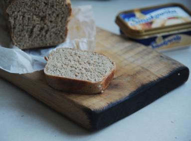 Chleb pełnoziarnisty z kefirem i koperkiem