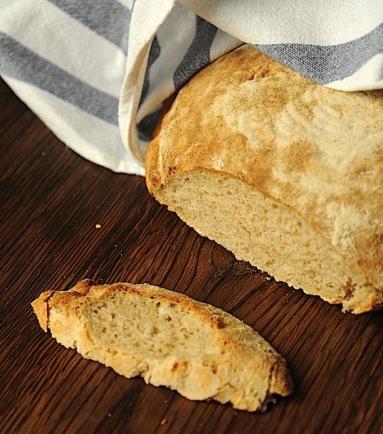 Chleb pełnoziarnisty z miodem i orzechami