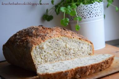 Chleb pszenny, drożdżowy pieczony w naczyniu żaroodpornym