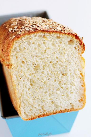 Chleb pszenny z płatkami owsianymi mieszany łyżką