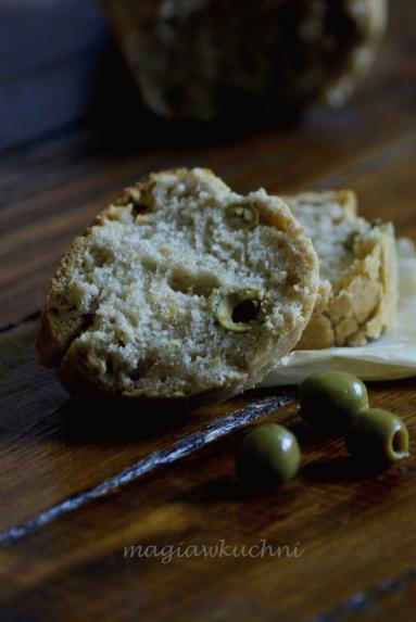 Chlebek na zakwasie z oliwkami