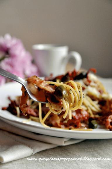 Chrupiący bekon, kapary i suszone pomidory. Pikantne spaghetti.