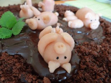 Ciasto czekoladowe - ze świnkami taplającymi się w czekoladowym  "błotku"