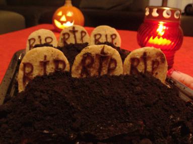 Ciasto dyniowe przysypane &#8222;ziemią&#8221; na  halloween 