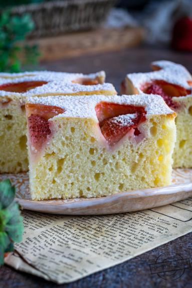 Ciasto maślankowe z truskawkami