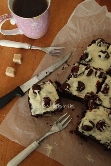 Ciasto czekoladowe z polewą z białej czekolady i czereśniami 