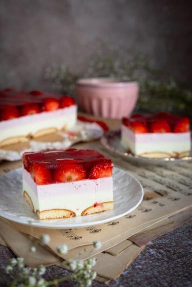 Ciasto piankowe z truskawkami – bez pieczenia