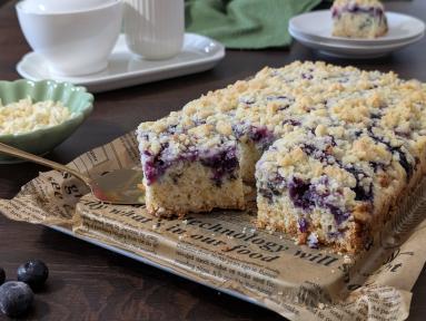Ciasto z białą czekoladą, borówkami i kruszonką