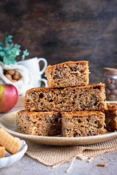 Ciasto z jabłkami, orzechami i krówkami
