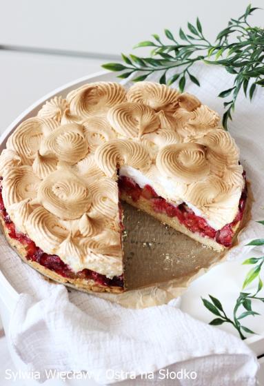 Ciasto z truskawkami, rabarbarem i bezą – najlepszy przepis w sieci! 