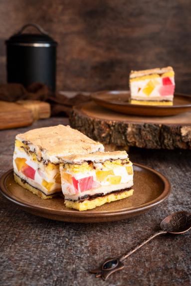 Ciasto żółtkowo-białkowe z masą z kwaśnej śmietany