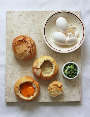 Co zrobić z chleba – jajka zapiekane w bułkach