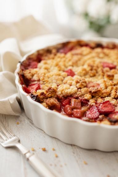 Crumble z truskawkami i rabarbarem