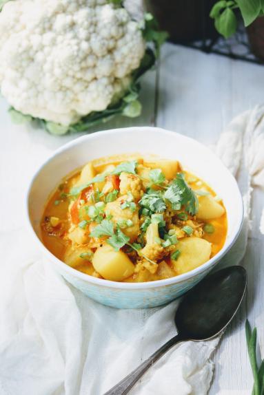 Curry z pieczonego kalafiora z ziemniakami i ciecierzycą