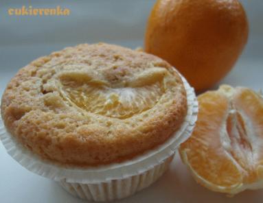 Cynamonowe muffiny z kawałkami pomarańczy
