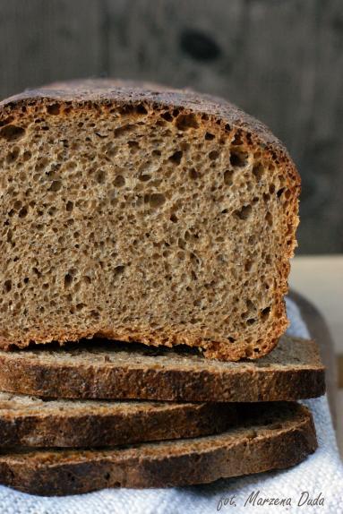 Czarny chleb  Hamelmana z dodatkiem czerstwego pieczywa