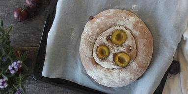 Czekoladowy chleb na zakwasie ze śliwkami i cynamonem