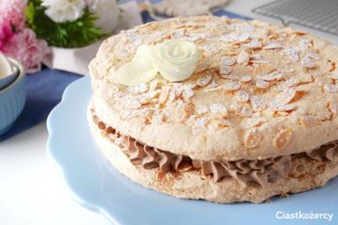 Dacquoise (dakłas) – francuski tort bezowy