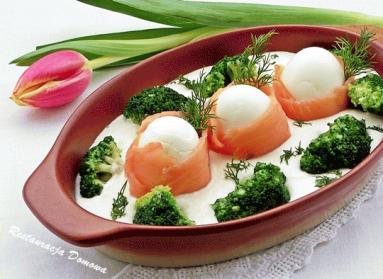 Jajka z łososiem i brokułami w sosie chrzanowym