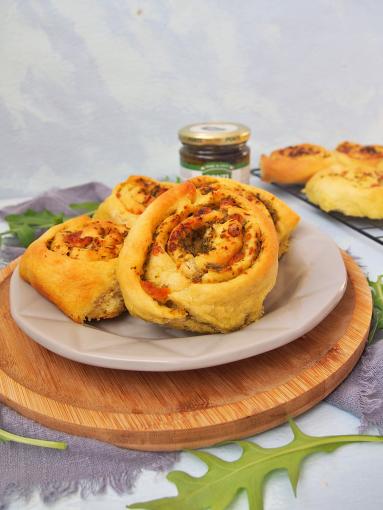 Drożdżowe ślimaczki z pesto - idealna przekąska