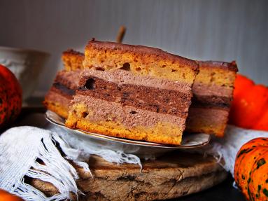 Dwukolorowe ciasto dyniowe z kremem czekoladowym &#8211; smak jesieni