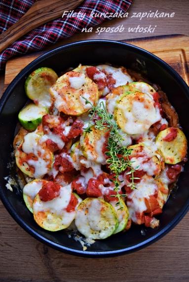 Filety kurczaka zapiekane z cukinią, pomidorami i mozzarellą 
