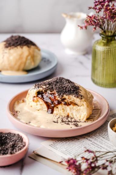 Germknödel – austriackie buchty na parze z powidłami i sosem waniliowym