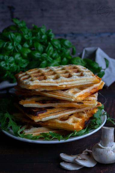 Gofry z ciasta francuskiego z szynką, serem i pieczarkami