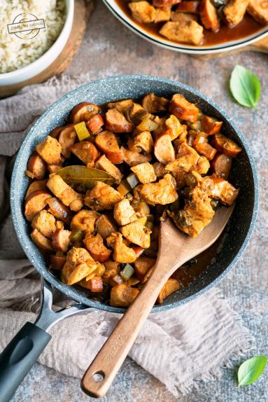 Gulasz drobiowy z kiełbasą i grzybami