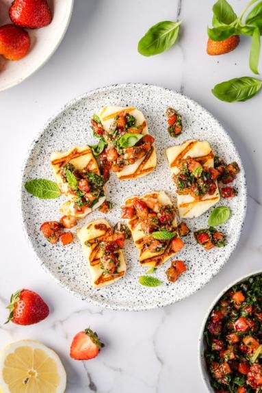 Halloumi z salsą truskawkowo – ziołową