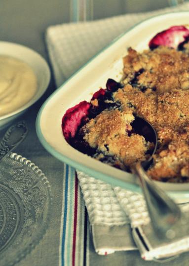 Jabłka z jeżynami zapiekane pod kruszonką (crumble)